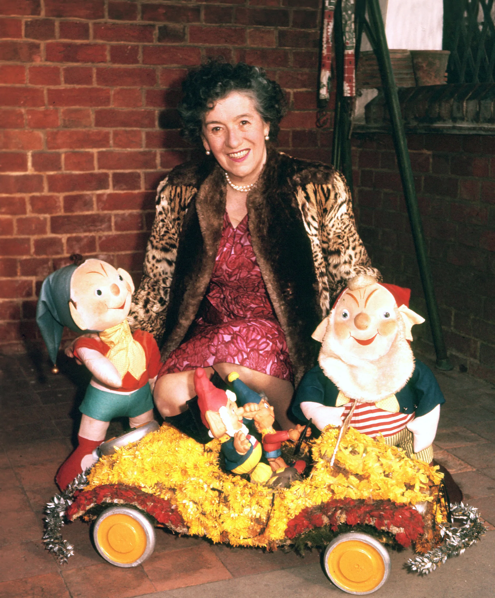 BM37ET ENID BLYTON - English childrens' writer (1897-1968) at her Green Hedges home in Beaconsfield in 1962