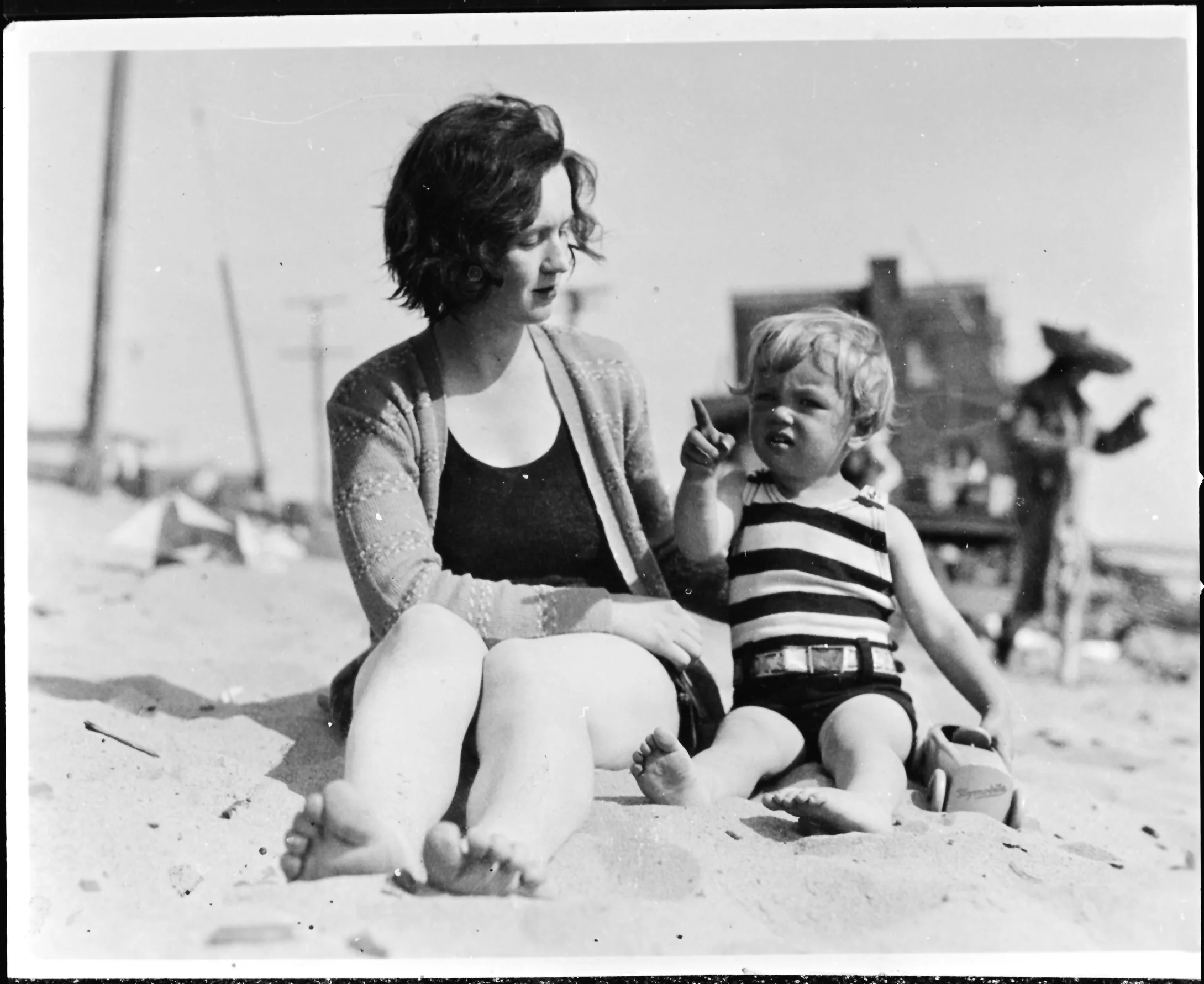 Norma Jeane Baker, future film star Marilyn Monroe (1926 - 1962), on the beach as a toddler with her mother Gladys Baker, circa 1929. (Photo by Silver Screen Collection/Hulton Archive/Getty Images)