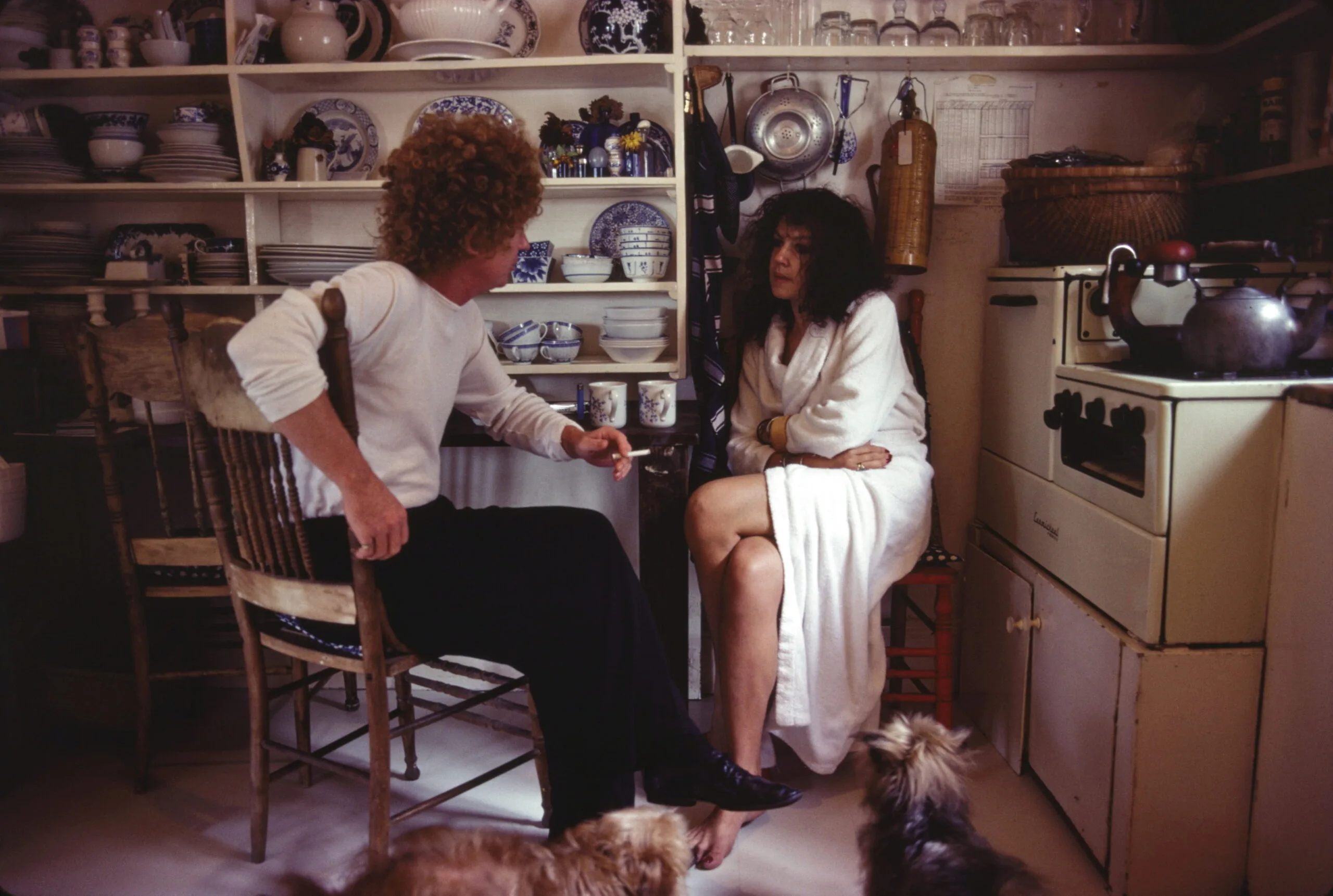 Brett and Wendy Whiteley in the Lavender Bay kitchen, 1981, Brett Whiteley Studio archive &copy; Graham McCarter, image &copy; Art Gallery of New South Wales