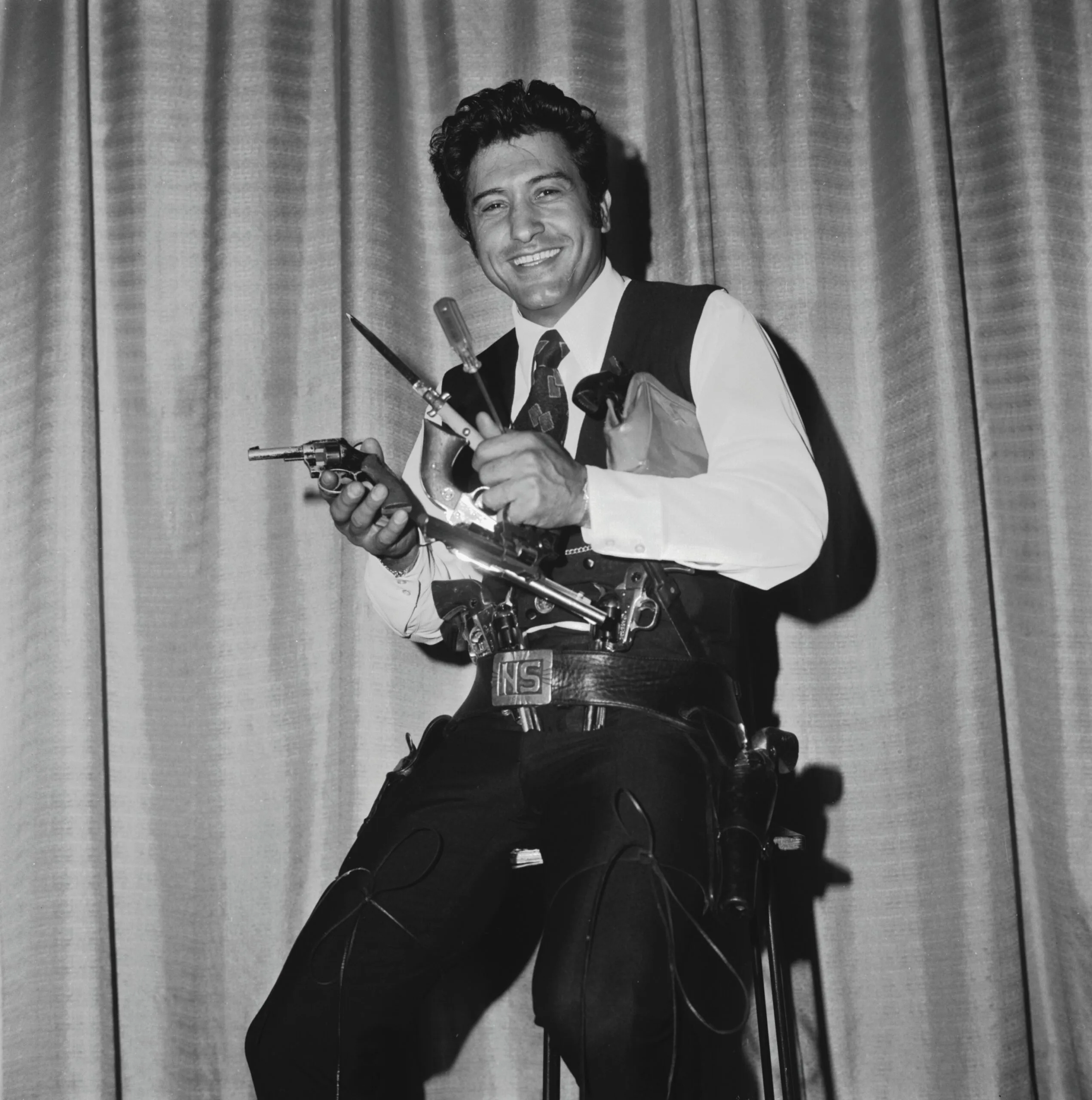Brazilian-born singer and comedian Nelson Sardelli, 6th June 1972. (Photo by Evening Standard/Hulton Archive/Getty Images)