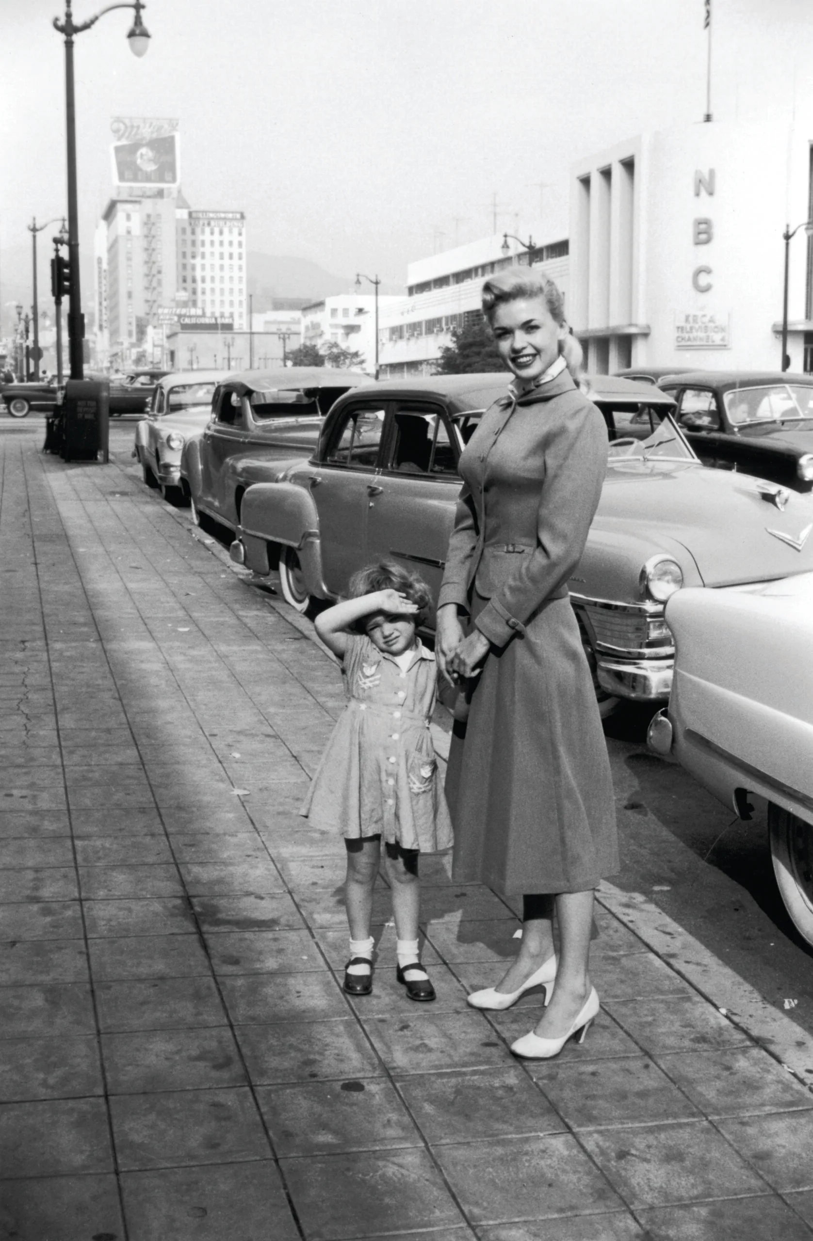 1954: EXCLUSIVE American actor Jayne Mansfield (1933 - 1967) poses with her daughter on the sidewalk across the street from the NBC building, California. (Photo by Gene Lester/Getty Images)