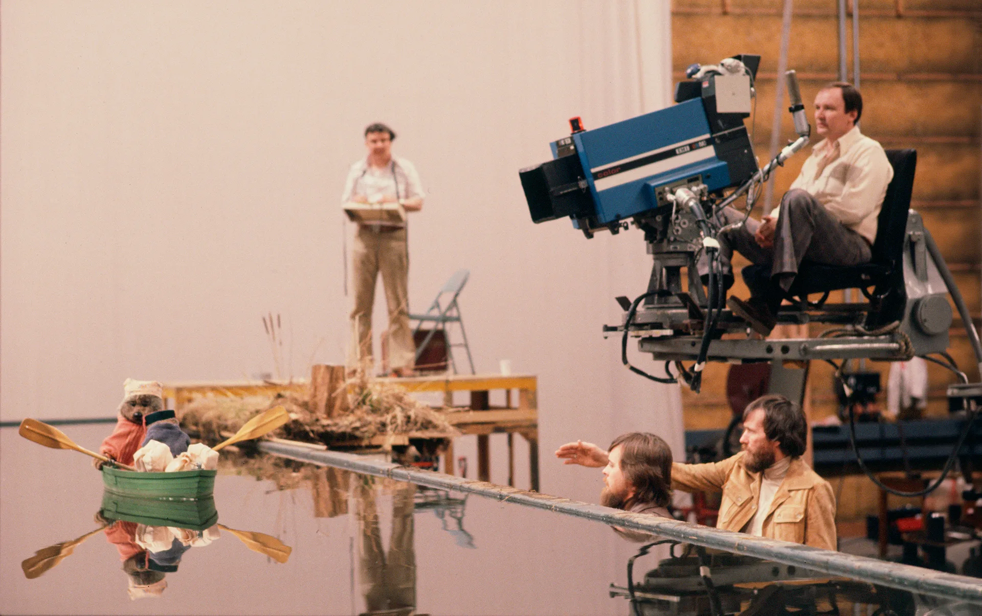 Jim Henson directing on the set of Emmet Otter’s Jug-Band Christmas 1977 / © The Jim Henson Company