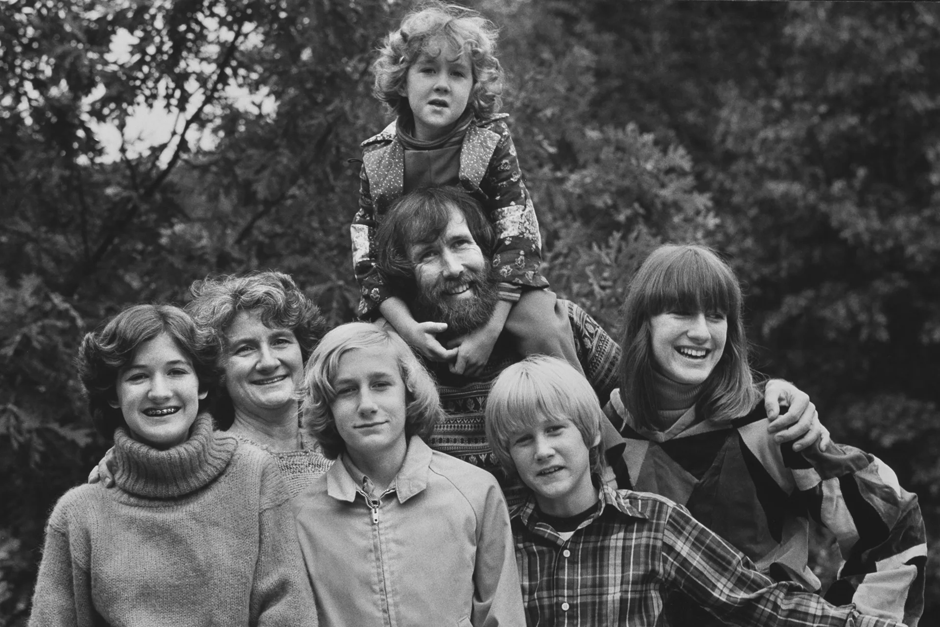 Cheryl, Jane, Brian, John, Jim, Heather (on Jim's shoulders) and Lisa Henson 1977 / Photograph: Nancy Moran / © The Jim Henson Company