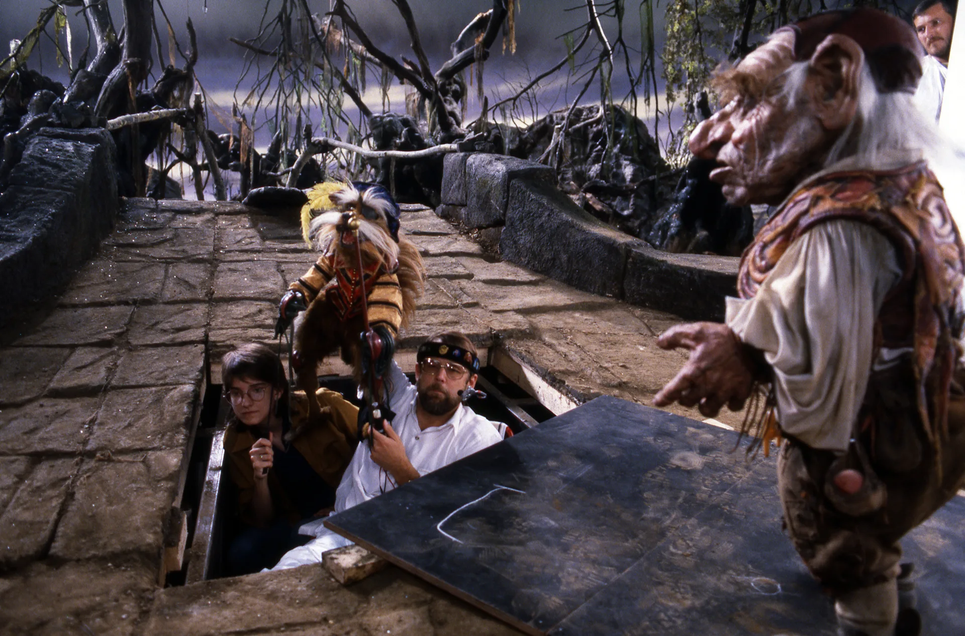 Dave Goelz and Karen Prell puppeteering ‘Sir Didymus’ on the set of Labyrinth 1986 / Director: Jim Henson / © The Jim Henson Company / Labyrinth Enterprises.