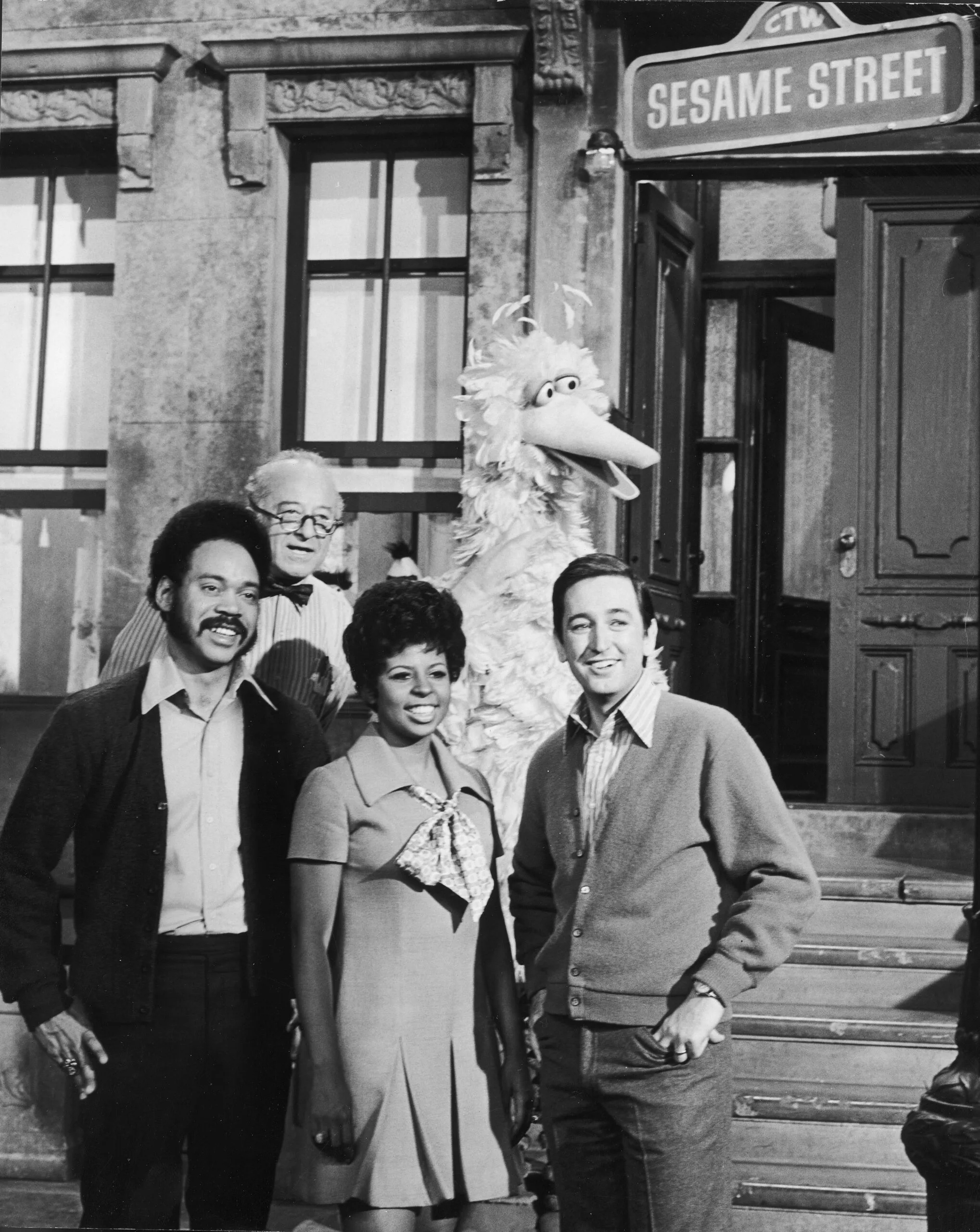circa 1969:  Hosts of the television show, 'Sesame Street' pose on the set with Big Bird. Left to right: Matt Robinson (1937 - 2002), Will Lee (1908 - 1982), Loretta Long and Bob McGrath.  (Photo by Children's Television Workshop/Children's Television Workshop/Getty Images)