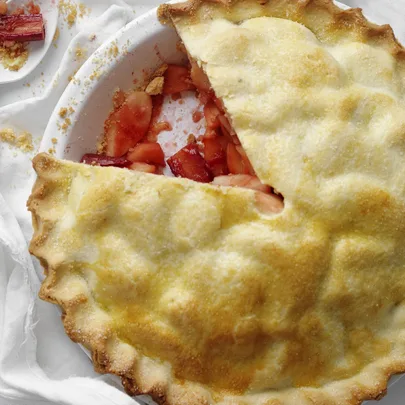 Old-fashioned apple and rhubarb pie