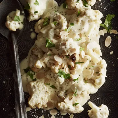 Cheesy cauliflower with crunchy topping