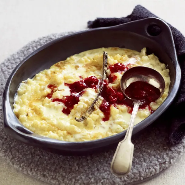 creamy slow cooker rice pudding in a dish with a spoon