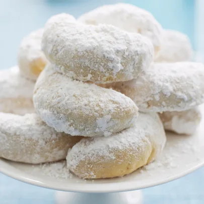 Kourabiedes (Greek almond biscuits)