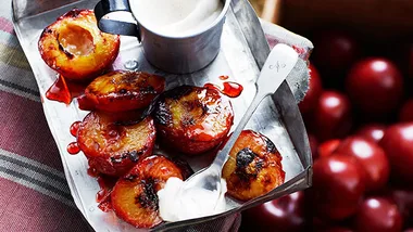 Grilled plums with cinnamon cream