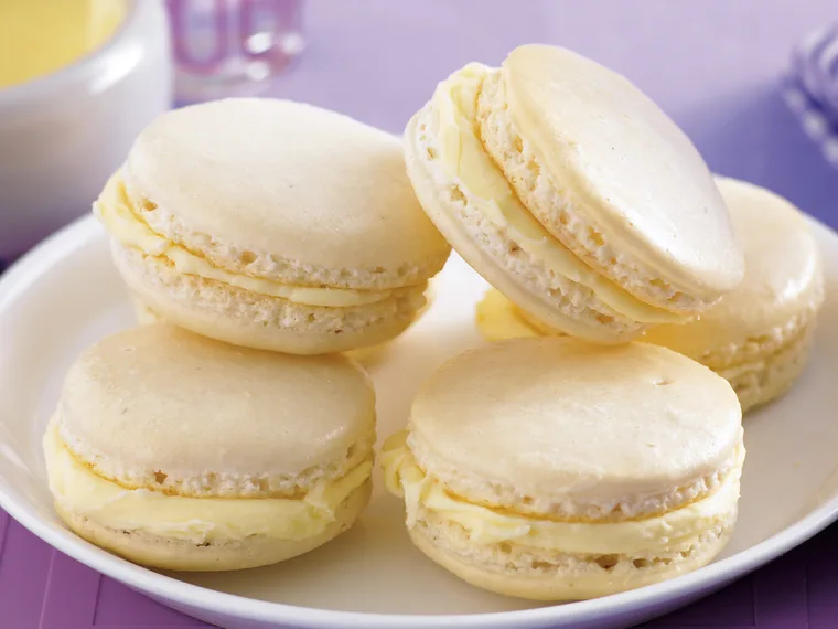 White chocolate and vanilla macarons