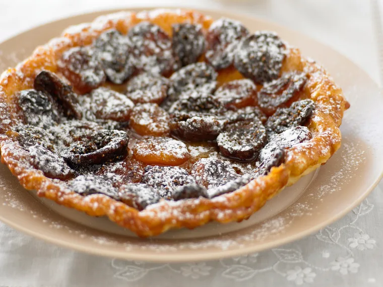 Apricot and fig tarte tatin