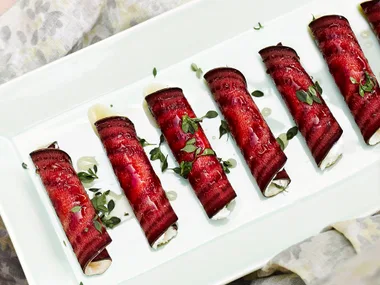 Beetroot rolls with goat's cheese and honey