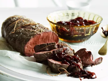 Rare roast fillet of beef with onion marmalade