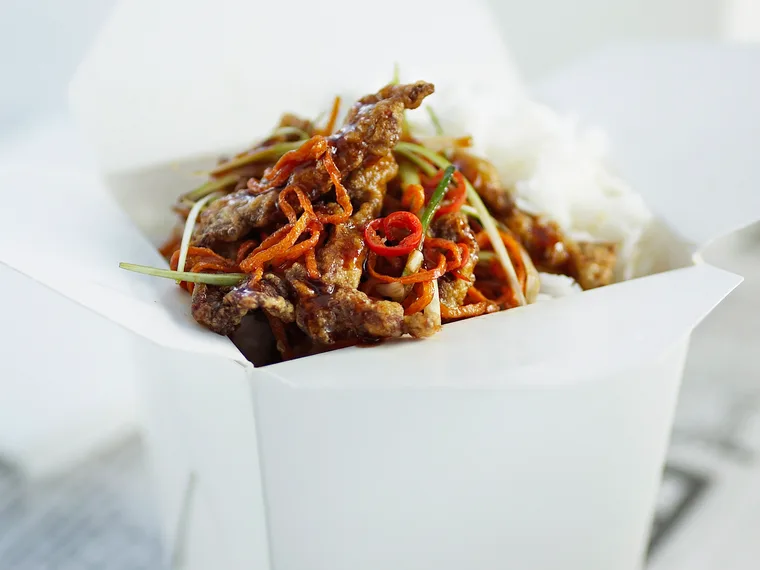 Stir-fry crispy shredded beef with carrot