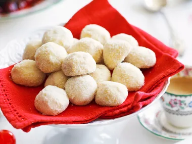 Nutty shortbread balls