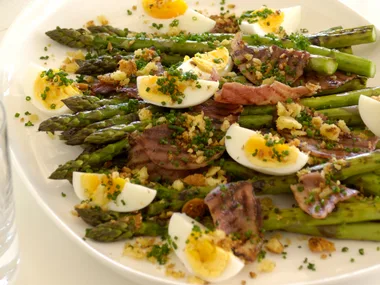 Aparagus with ham, eggs and garlic crumbs