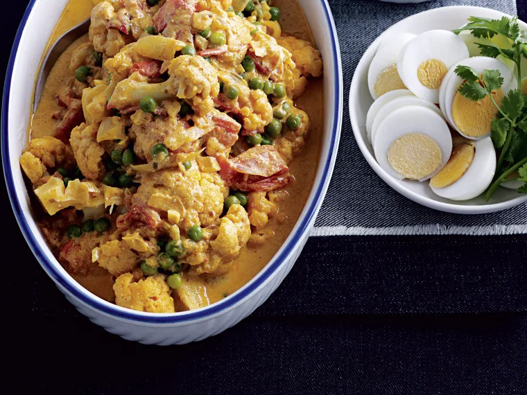 CAULIFLOWER AND GREEN PEA CURRY