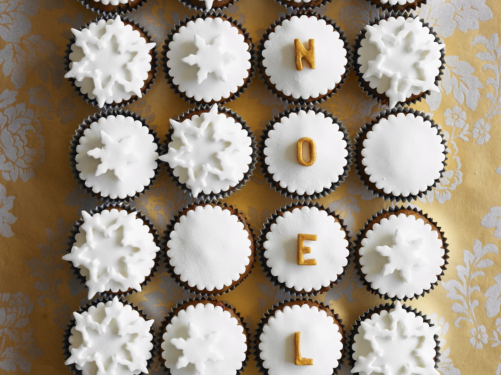 Iced Christmas cupcakes-image