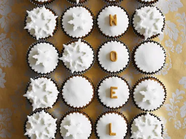 ICED CHRISTMAS CUPCAKES
