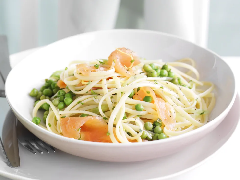 LINGUINE WITH SMOKED SALMON AND PEAS