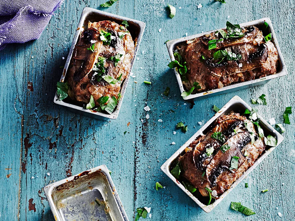 Mini meatloaves with sour cream and roasted garlic mash