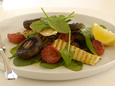 Mushrooms with haloumi, tomatoes and spinach