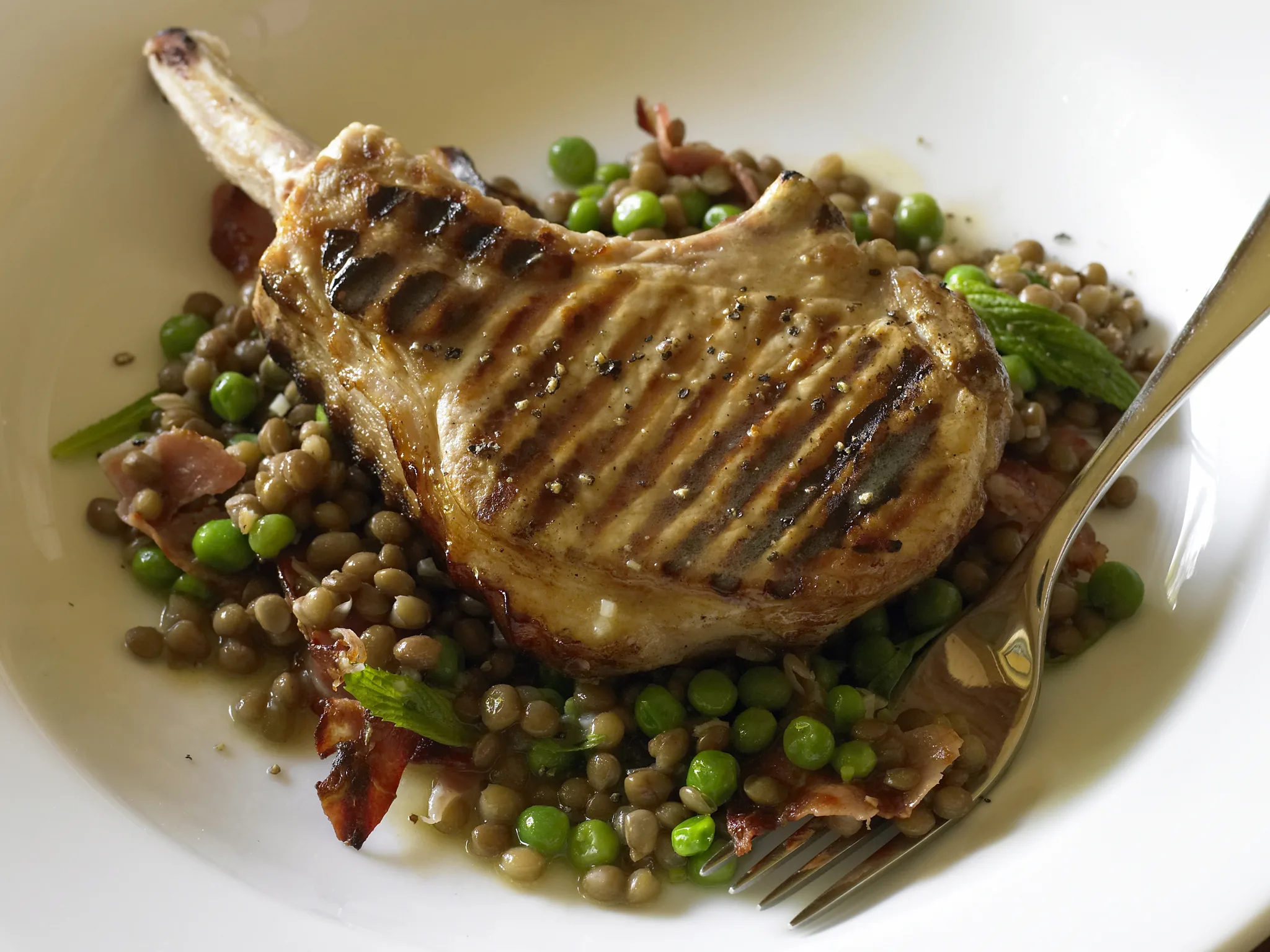 Pork cutlets on lentils and pancetta