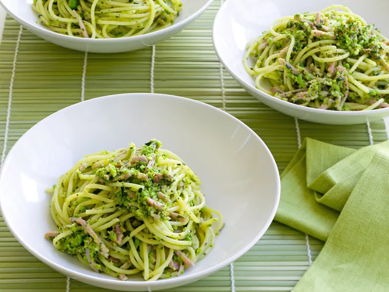 SUMMER SPAGHETTI WITH PEAS AND HAM