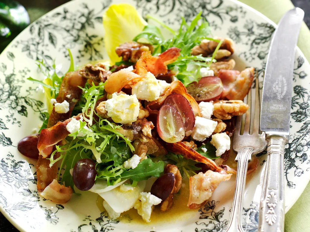 WARM SALAD OF BACON, GOAT'S CHEESE AND GRAPES