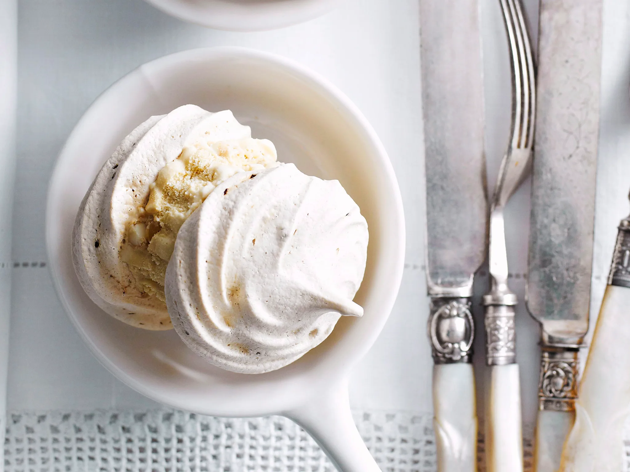 Coffee meringue and ice-cream kisses