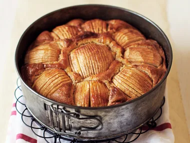 Spicy apple tea cake
