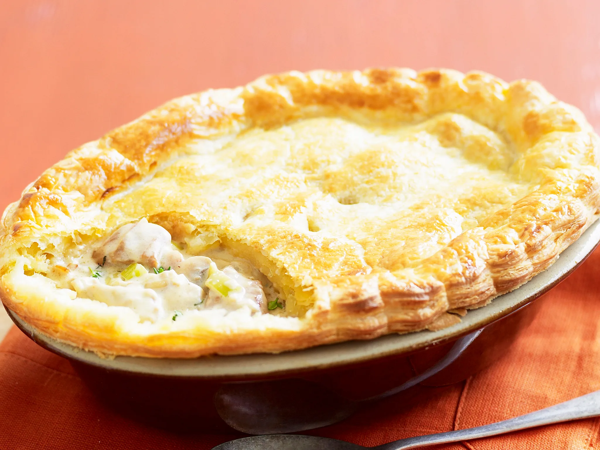 Creamy chicken, leek and blue cheese pie