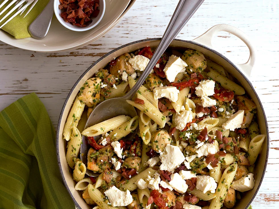 Pesto penne with chicken, bacon and feta