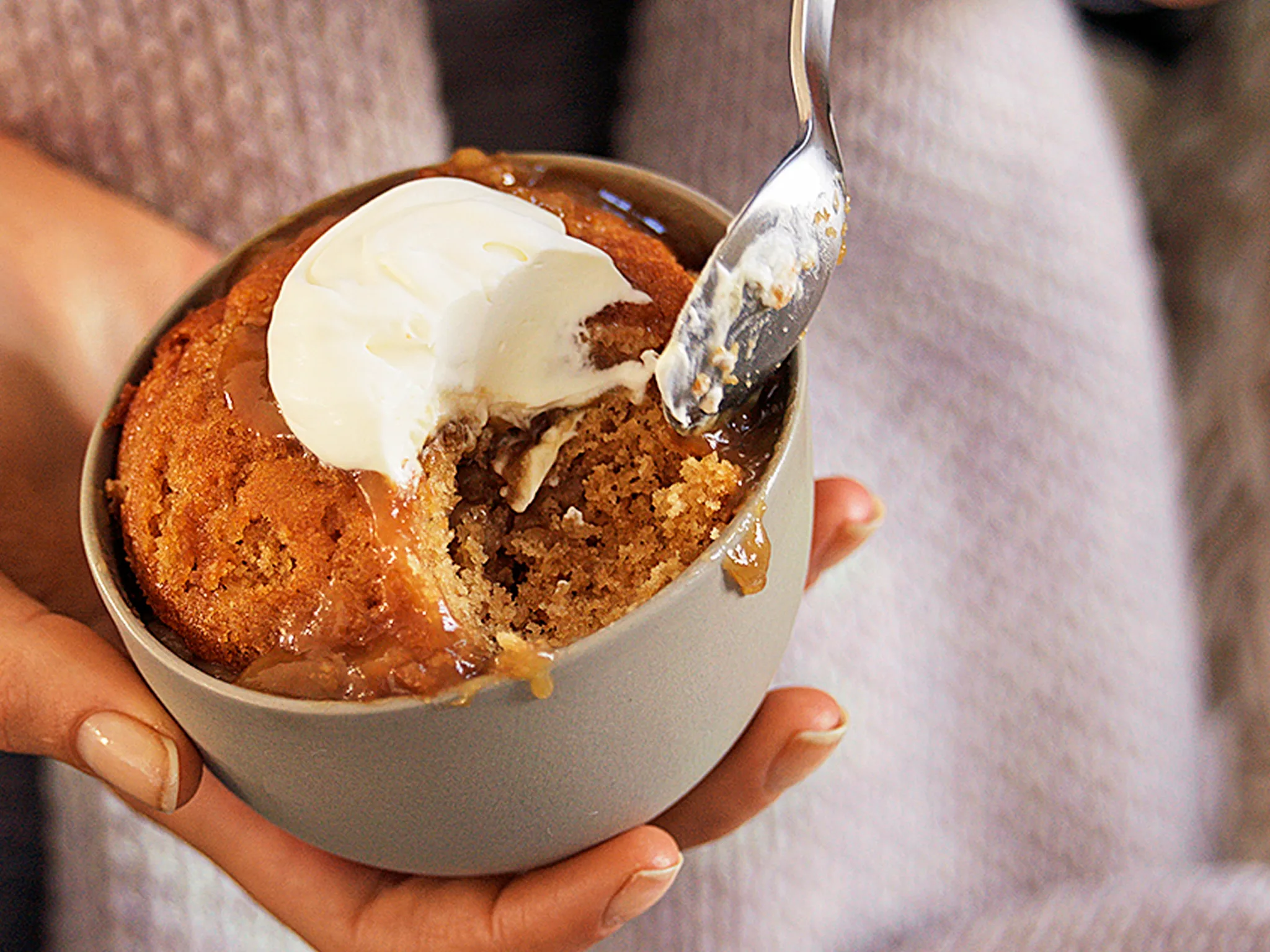 Caramel self-saucing puddings