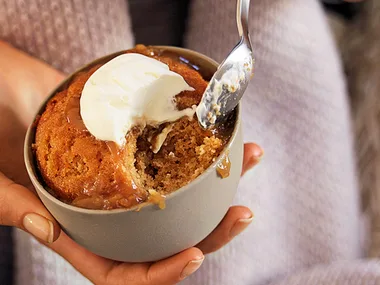 Caramel self-saucing puddings