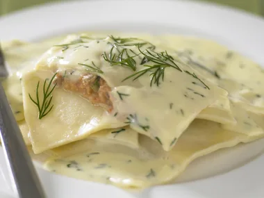 salmon ravioli with garlic and dill sauce