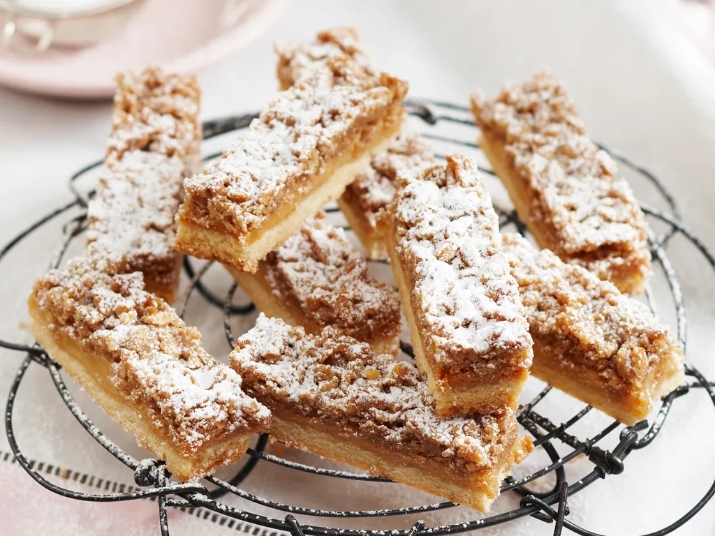 Caramel streusel slice