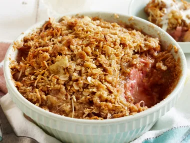 Apple and rhubarb crumble