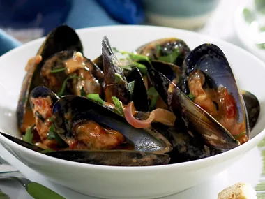 Creamy tomato and chilli mussels