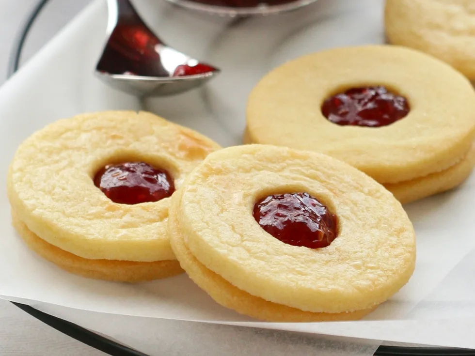 Jam sandwich biscuits