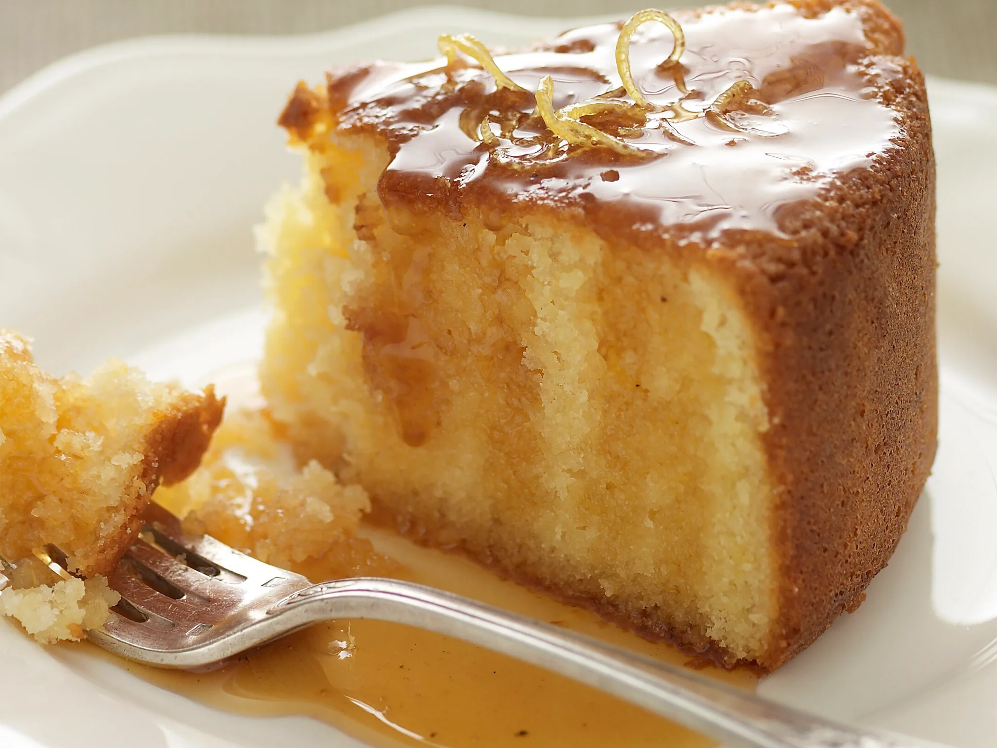 Almond and yogurt lemon cake