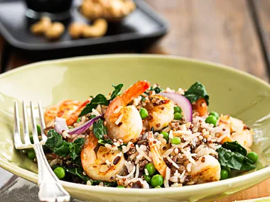 Fried wild rice with prawns and peas