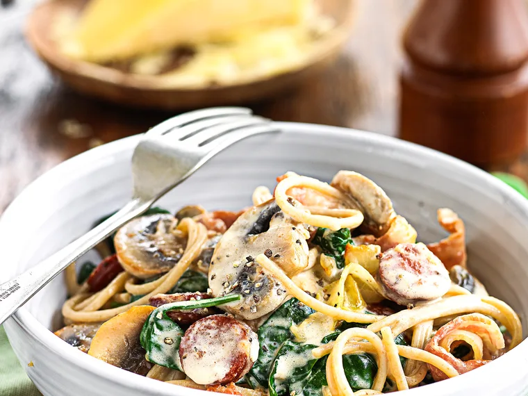 Wholemeal spaghetti with creamy bacon and mushrooms