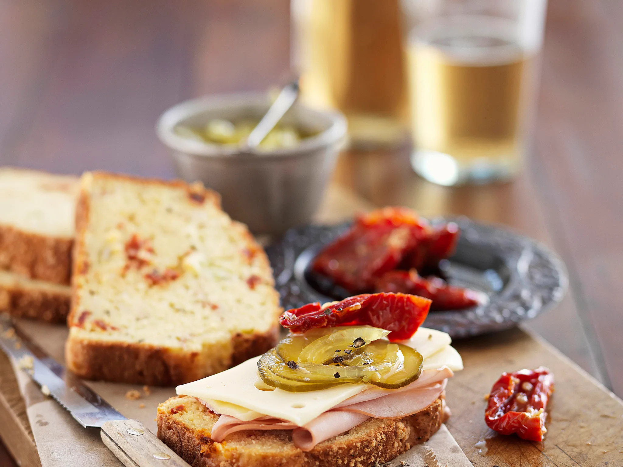 Cheddar, bacon and sun-dried tomato muffin loaf