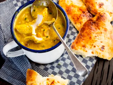 Mulligatawny with yoghurt flatbread