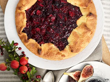 Rustic rhubarb and berry pie