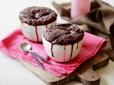 Microwave chocolate self-saucing pudding