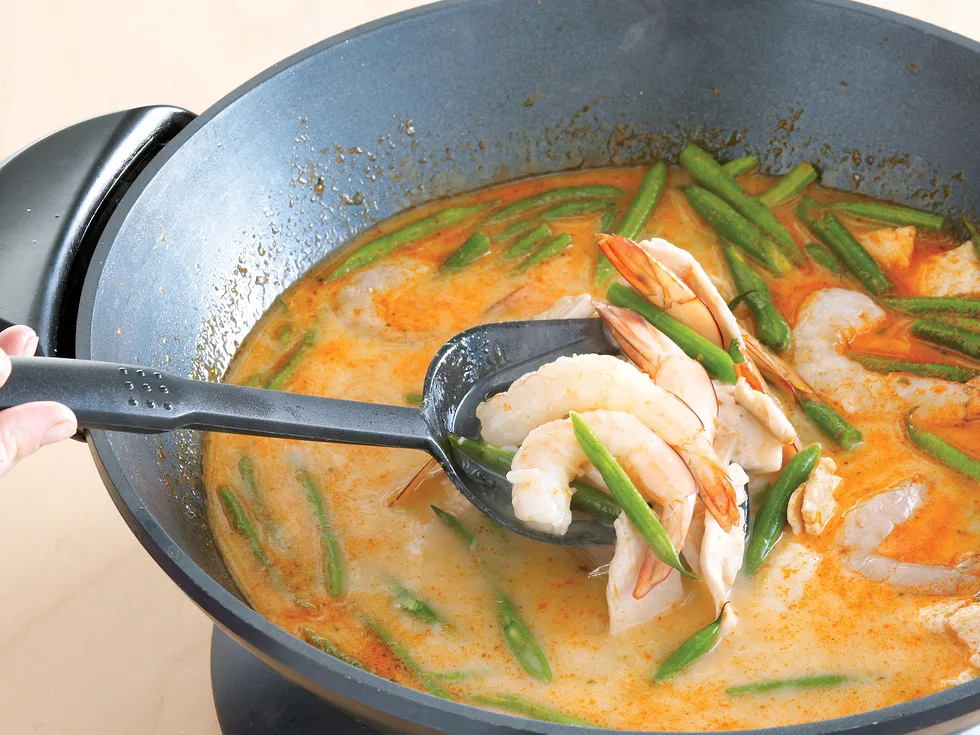 Tom yum goong (hot and sour prawn soup)