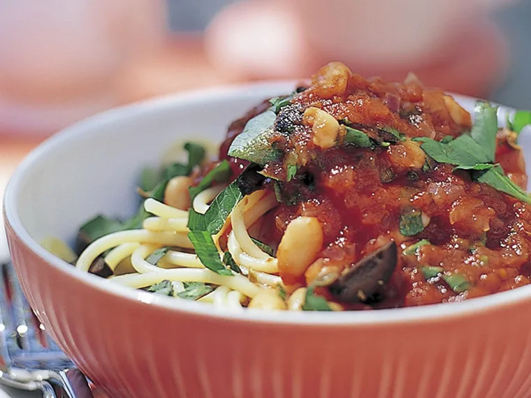 Spaghetti with tomato and white beans